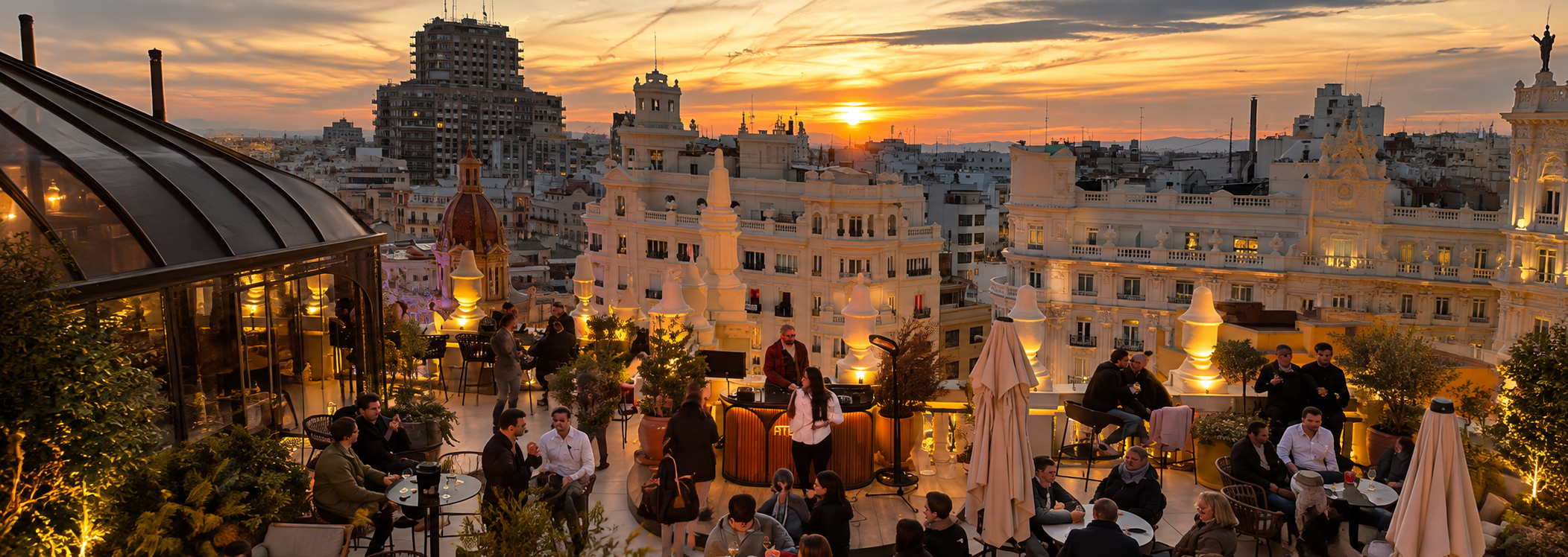Afterwork en una terrassa urbana al capvespre.