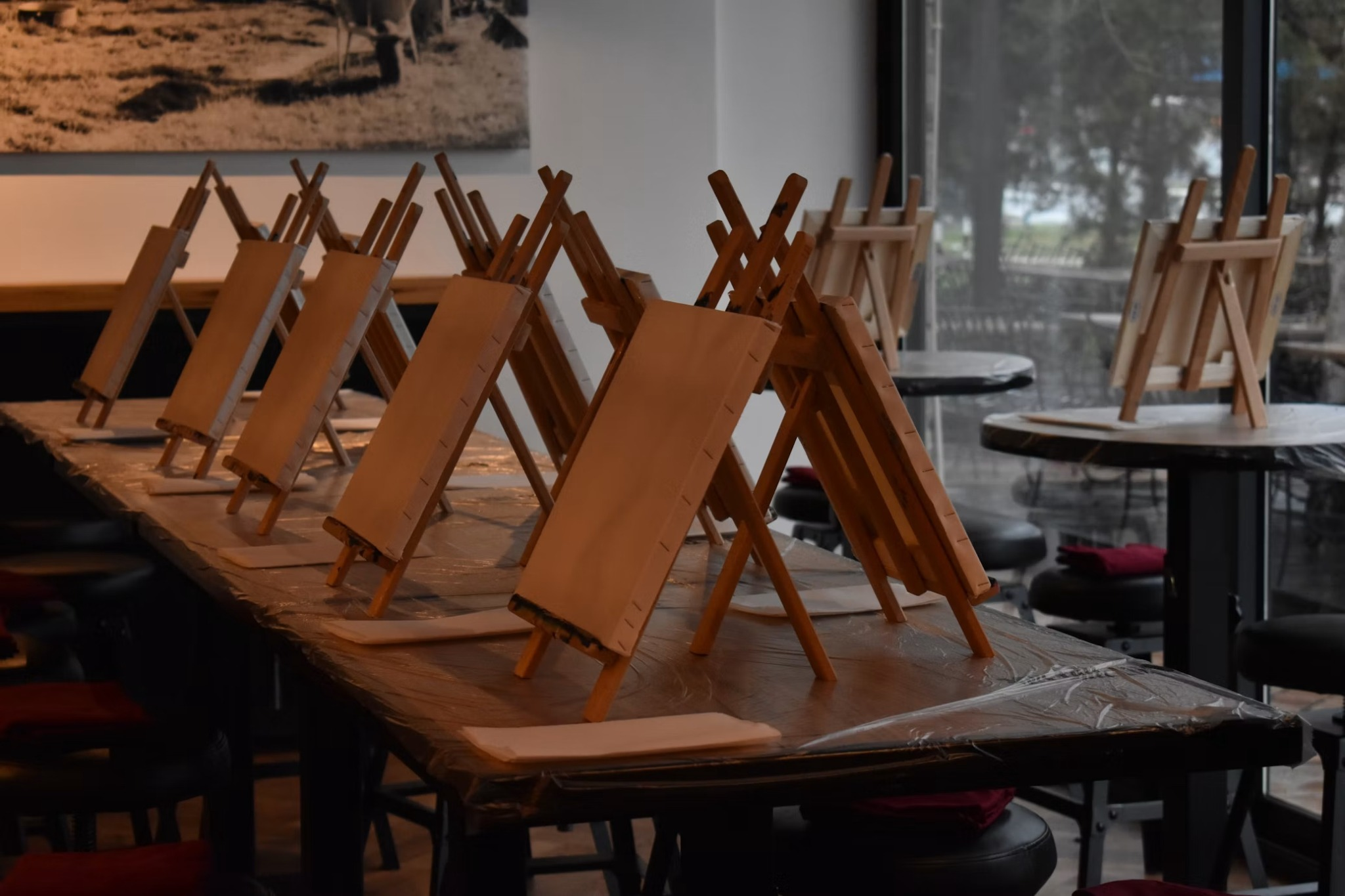 Cavallets preparats abans de començar l’activitat Pintura i vi