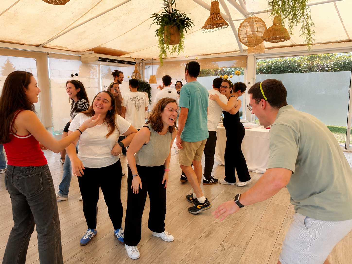 Participants rient i interactuant durant una activitat de cohesió grupal