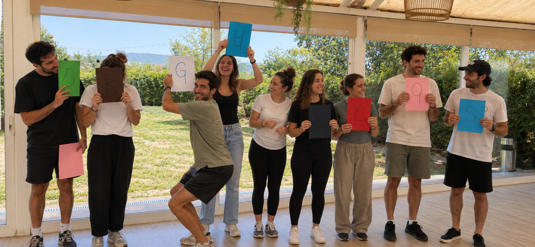 Participants mostrant cartolines de colors durant una dinàmica de grup