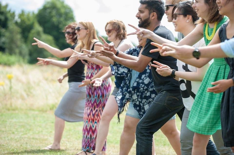 Participants fent una dinàmica de grup amb les mans