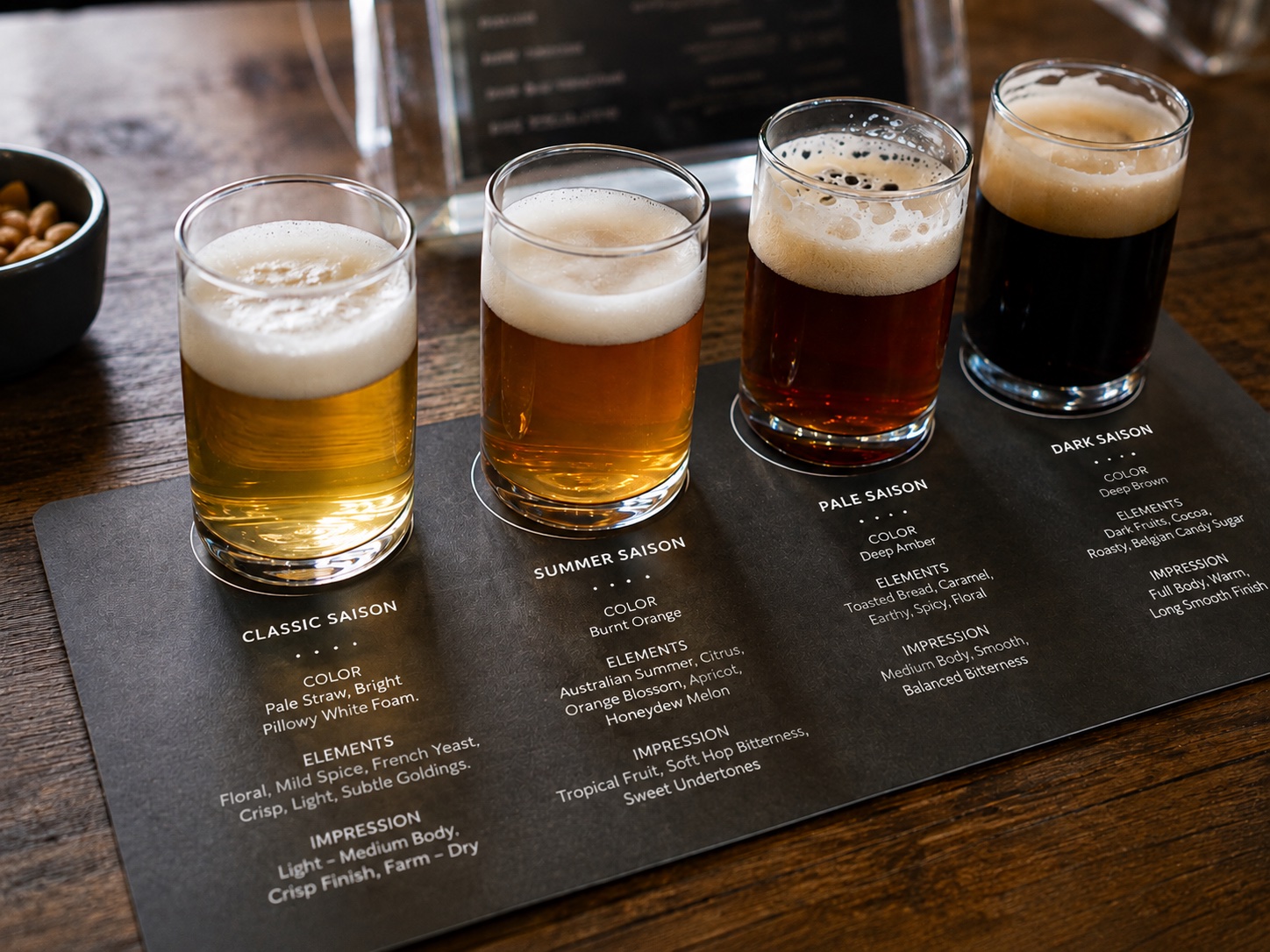Equip tastant cerveses artesanes i conversant