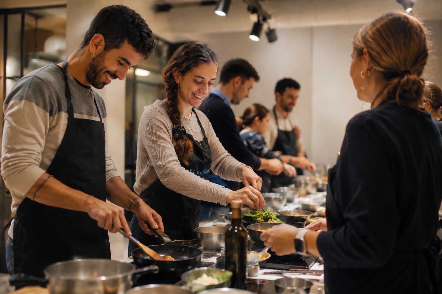 Equip cuinant junt durant una experiència MasterChef