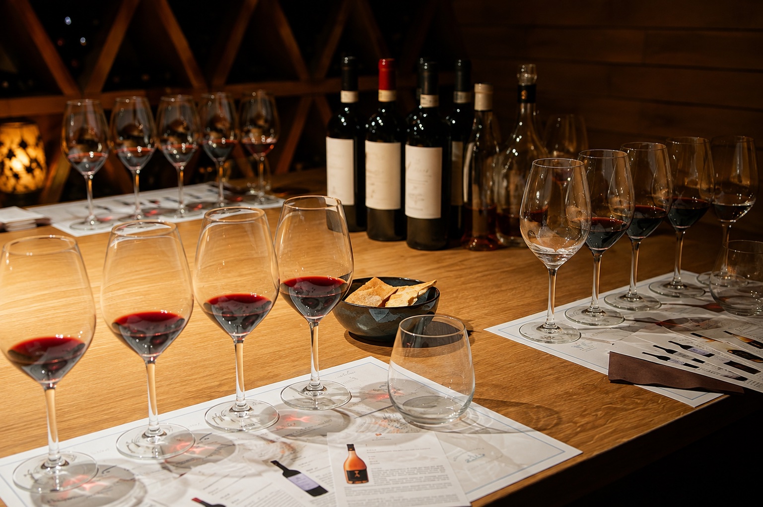Equip compartint un tast de vins al voltant d’una taula