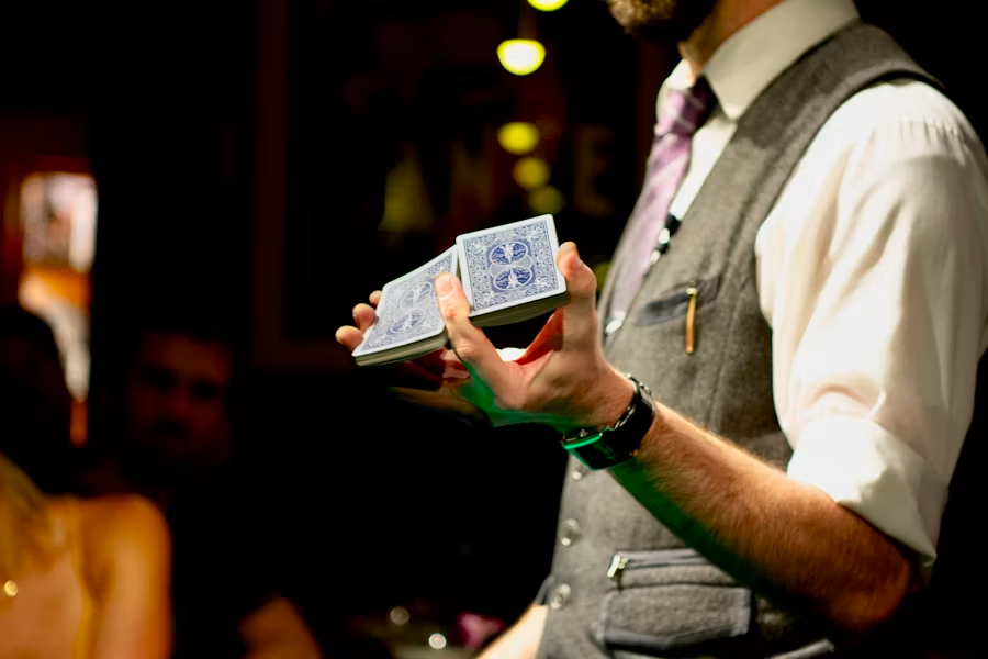 Primer pla del mag manipulant una baralla de cartes