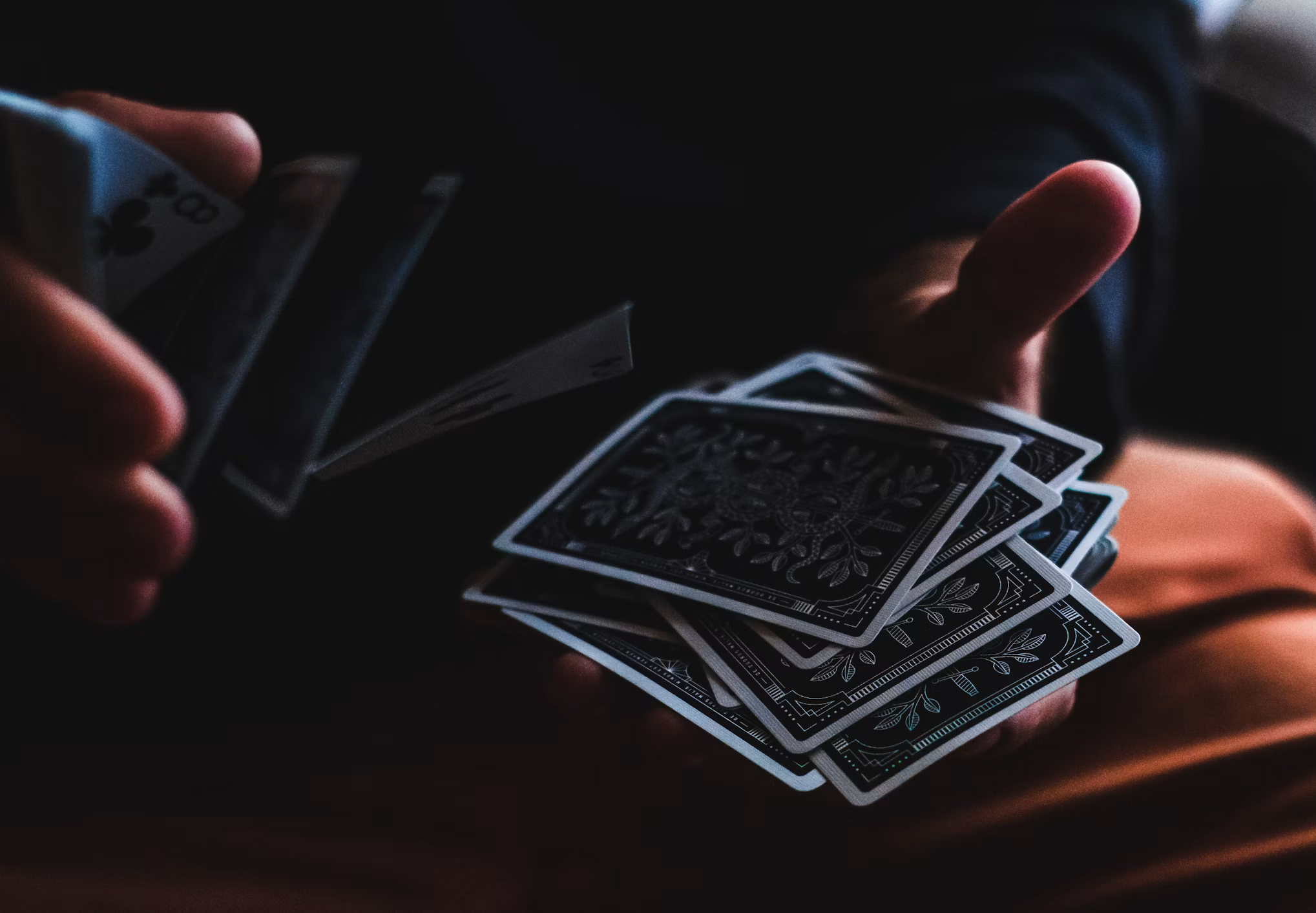 Cartes en moviment entre les mans durant un truc de màgia