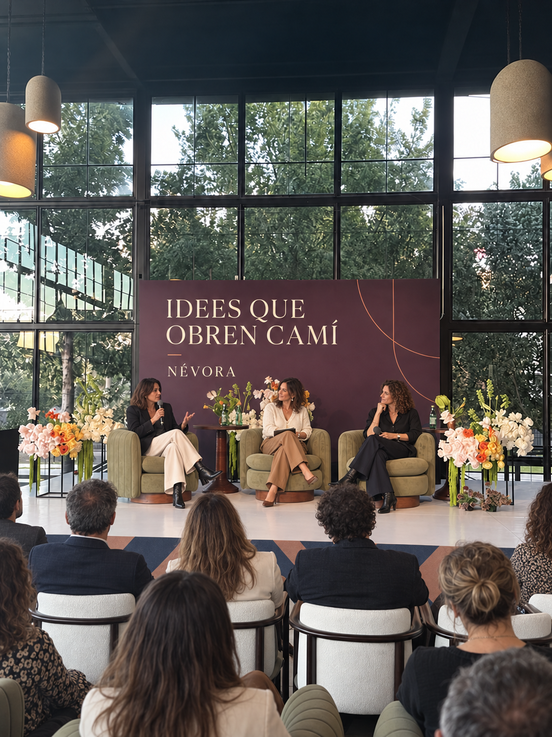 Presentación ante un público en un espacio corporativo.