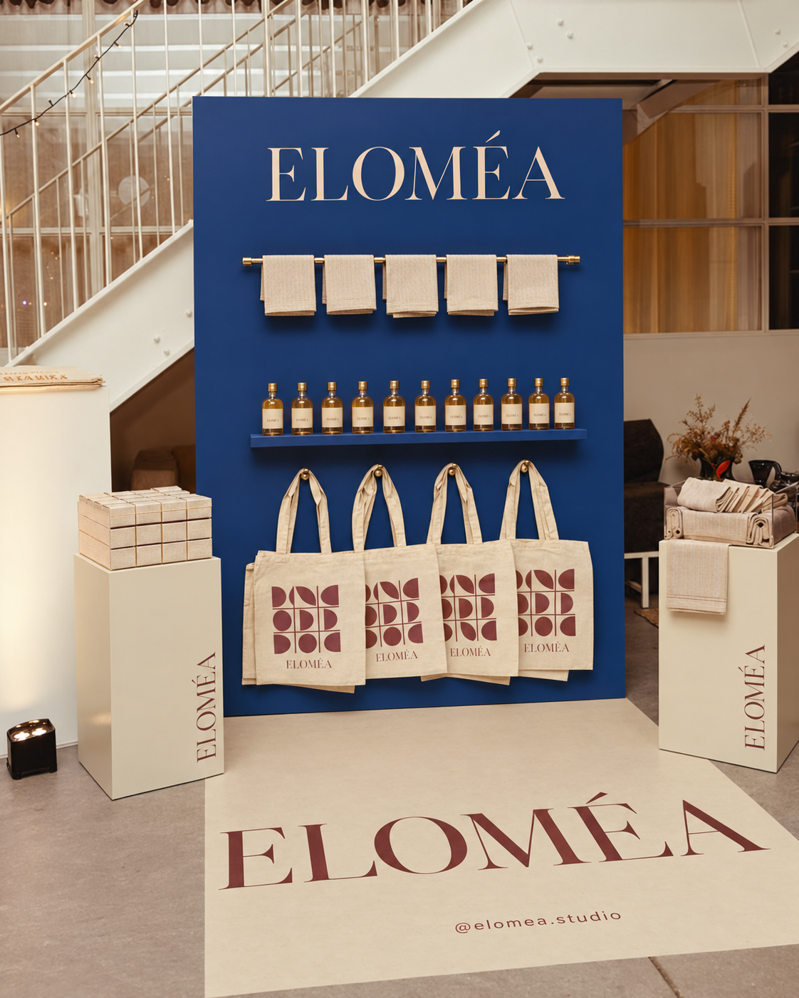 Exposición de producto y elementos de marca en un evento.