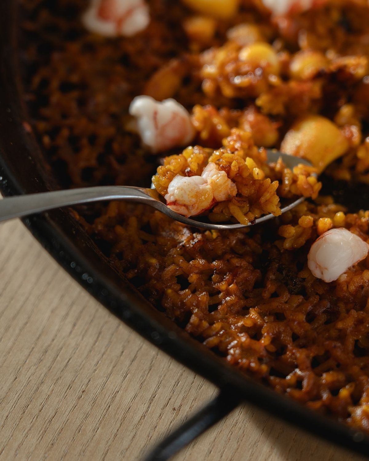 Primer pla d'una cullera servint paella