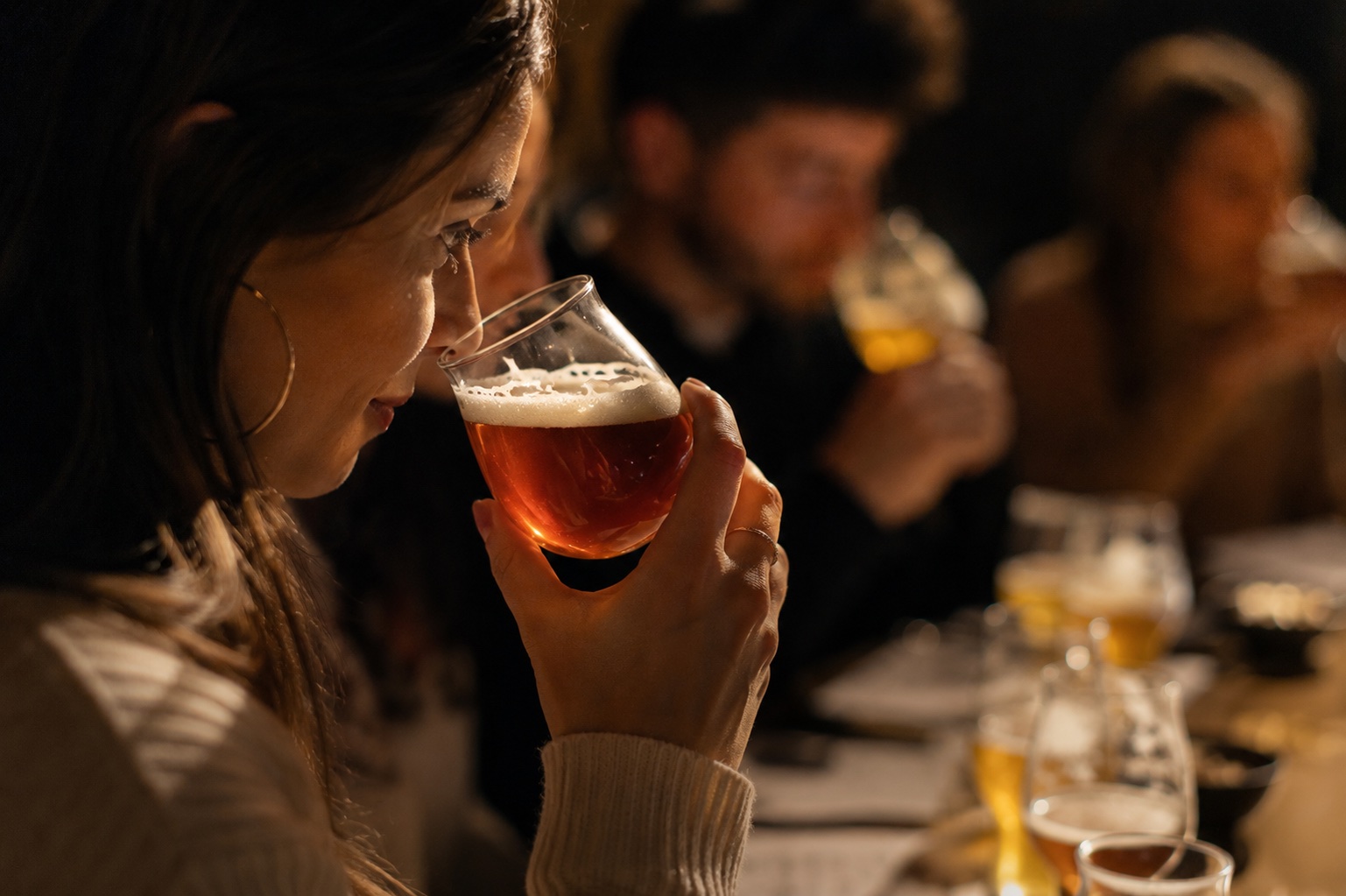 Participant descobrint les aromes d'una cervesa